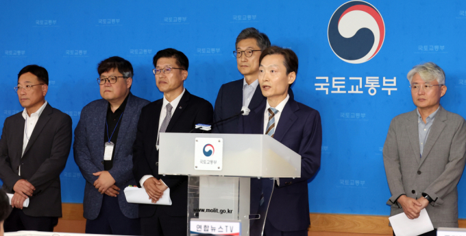 국토교통부가 생활형숙박시설의 합법적 사용을 지원하기 위한 지자체별 지원센터를 본격 가동한다. 사진은 지난 10월 장우철(오른쪽 두번째) 국토부 건축정책관이 세종시 정부세종청사에서 중앙행정기관·지방자치단체와 합동으로 '생활숙박시설 합법사용 지원 방안'을 발표하던 모습. /사진=뉴시스