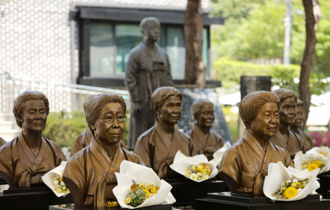 일본 제2야당인 일본 유신회의 새 대표로 요시무라 히로후미 오사카부 지사(49)가 선출됐다. 일본군 '위안부' 피해자 기림의 날, 나눔의집에 위안부 피해자 할머니들의 흉상이 세워져 있는 모습./사진=뉴스1