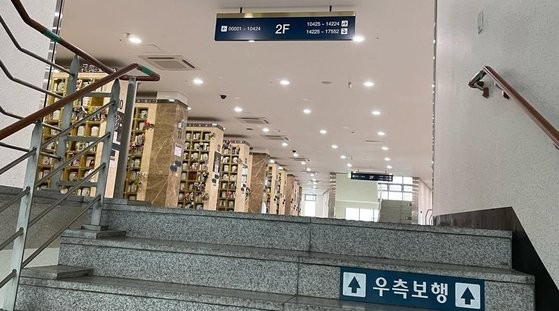 아들을 먼저 떠나보낸 어머니의 메시지에 생면부지의 청년이 보낸 따뜻한 답신이 화제다. 사진은 이들이 방문한 납골당. /사진=온라인 커뮤니티 갈무리