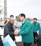 정명근 화성시장이 최근 폭설 피해를 입은 농가를 방문 점검하고 있다. / 사진제공=화성시