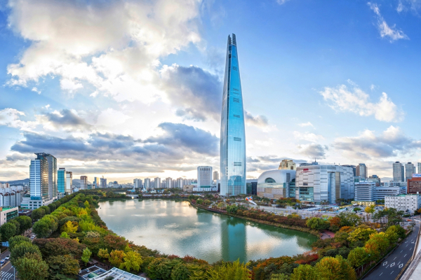 롯데그룹이 서울 강남경찰서에 허위 지라시 작성·유포자를 찾아 처벌해달라고 수사를 요청했다. 사진은 서울 송파구 잠실 롯데타워. /사진=롯데그룹