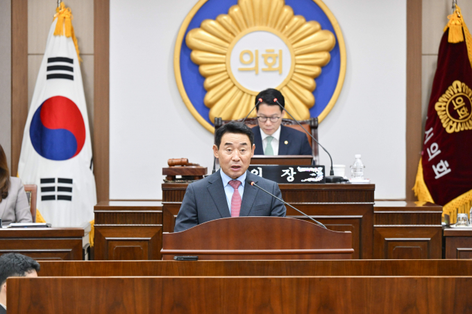 백영현 포천시장이 2일 제183회 포천시의회 제2차 정례회의에서 2025년도 예산안과 시정 운영 방향에 대해 발표하고 있다. / 사진제공=포천시