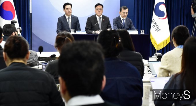 [머니S포토] 정부 '일반주주 이익보호 위한 자본시장법 개정안' 발표