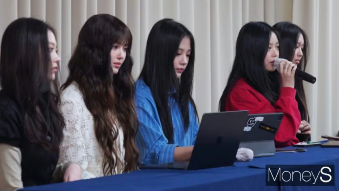 하이브 주가가 하락하는 가운데 미래에셋증권의 하이브 전환사채(CB) 셀다운 흥행부진 우려가 나온다. 사진은 지난 28일 서울 강남구 스페이스쉐어에서 전속계약 해지와 관련한 긴급 기자회견을 하는 뉴진스. /사진=임한별 기자