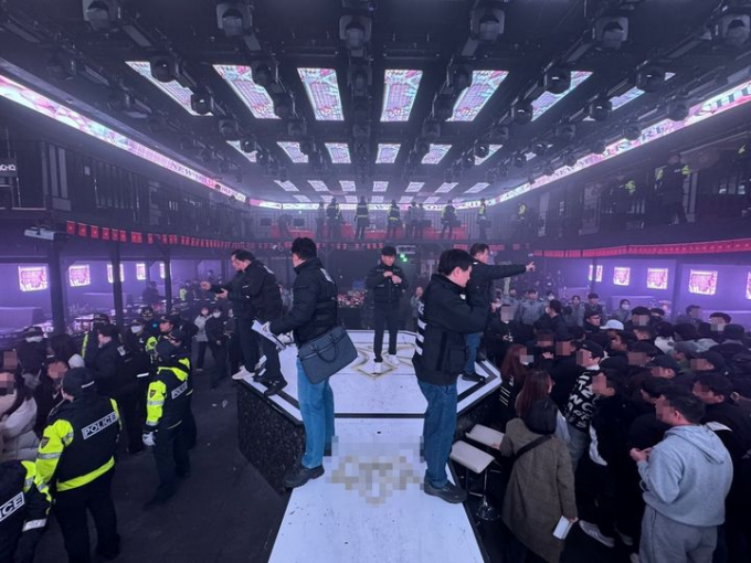 경찰과 출입국외국인청이 베트남인 전용 클럽에서 마약 파티를 벌인 일당을 무더기 검거했다. 사진은 지난 1일 수원서부경찰서와 수원출입국외국인청이 단속한 베트남인 전용 클럽의 모습. /사진=뉴시스(경기 남부경찰청 제공)