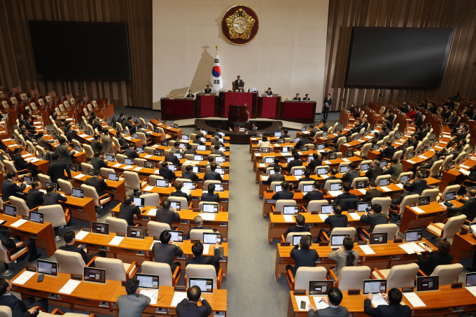 더불어민주당 주도로 2일 국회 본회의에서 최재해 감사원장과 이창수 서울중앙지검장 등 검사 3인에 대한 탄핵소추안이 보고됐다. 사진은 우원식 국회의장이 2일 서울 여의도 국회에서 열린 제418회 국회(정기회) 제14차 본회의에서 발언하는 모습. /사진=뉴시스