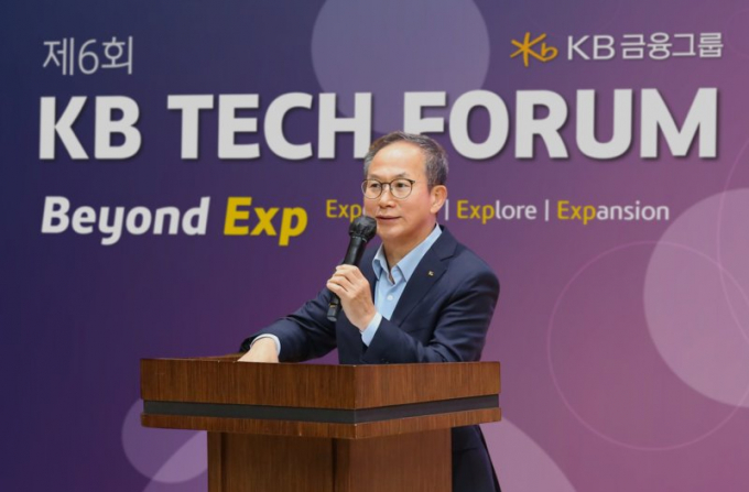 지난달 29일 서울 여의도 국민은행 신관에서 진행된 '6회 KB테크포럼'에서 양종희 KB금융그룹 회장이 축하인사를 하고 있다./사진= KB금융 