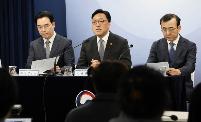 김병환 금융위원장이 2일 서울 종로구 정부서울청사에서 일반주주 이익 보호 강화를 위한 자본시장법 개정방향 브리핑을 하고 있다. 왼쪽부터 구상엽 법무부 법무실장, 김 위원장, 이세훈 금융감독원 수석부원장./사진=뉴스1 /사진=(서울=뉴스1) 허경 기자