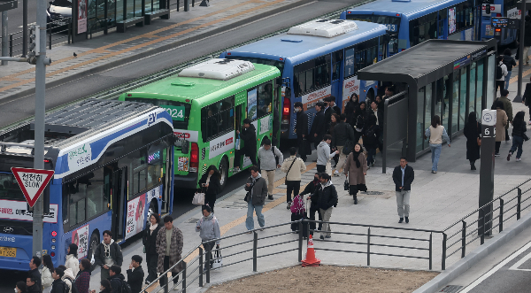 서울버스노조는 사업주가 버스 기사들에게 무리한 운행 지시를 강요하는 구조를 비판했다. 사진은 지난 20일 서울 중구 서울역 버스환승센터에서 버스들이 늘어선 모습. /사진=뉴스1