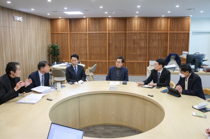 김동연 지사가 2일 오전 안성과 평택 등 폭설 피해지역을 다녀온 뒤 오후 김성중 행정1부지사, 오후석 행정2부지사, 고영인 경제부지사가 참여한 가운데 긴급 긴급 대책회의 열고 지시대책회의를 열고 있다. / 사진제공=경기도