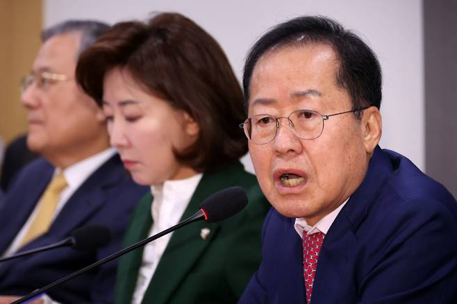 지난 11월12일 홍준표 대구시장(오른쪽) 이 12일 오전 서울 여의도 국회 의원회관에서 열린 국회의원 연구단체 인구와 기후 그리고 내일 정기포럼에서 '과학기술 혁신과 정치 행정'을 주제로 기조연설을 하고 있다./사진제공=뉴시스 