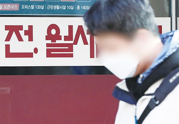 유명 개그맨이자 외식 사업가 정모씨가 술 대금을 못 갚아 서울 강남구 삼성동 집이 경매로 넘어갔다. 사진은 기사 내용과는 무관한 부동산 중개업소의 모습. /사진=뉴스1