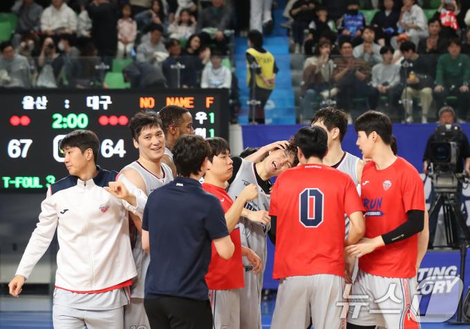 10일 오후 대구체육관에서 열린 '2024-2025 KCC 프로농구' 정규리그 대구 한국가스공사와 울산 현대모비스의 경기, 4쿼터 경기종료 직전 터진 이우석의 극적인 3점슛으로 64대 67 역전승을 거둔 현대모비스 선수들이 기뻐하고 있다. 2024.11.10/뉴스1 ⓒ News1 공정식 기자