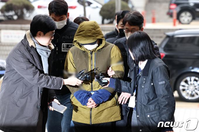 둔기로 아내를 살해한 혐의를 받는 대형 로펌 출신 변호사 A씨가 2023년 12월 6일 오후 서울 서초구 서울중앙지방법원에서 열린 구속 전 피의자 심문(영장실질심사)에 출석하고 있다.  ⓒ News1 구윤성 기자