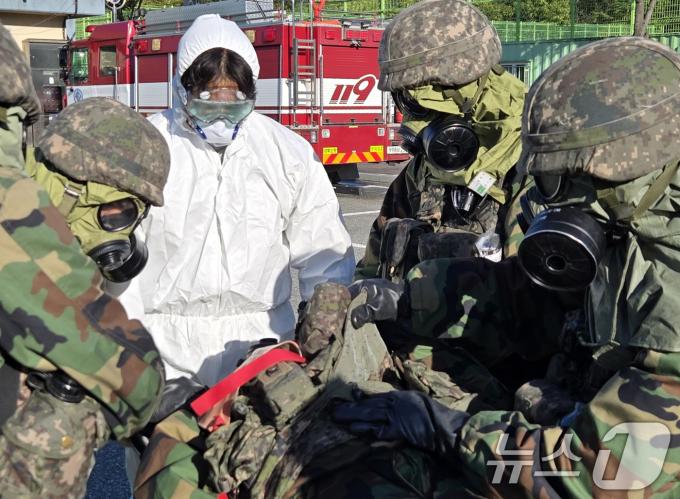 육군 50사단 해룡여단이 23일 경북 영덕군 생활체육공원에서 실시된 대량사상자 관리 훈련에서 화학탄에 오염된 장병을 확인하고 있다. (육군 50사단제공) 2024.10.23/뉴스1 ⓒ News1 최창호 기자