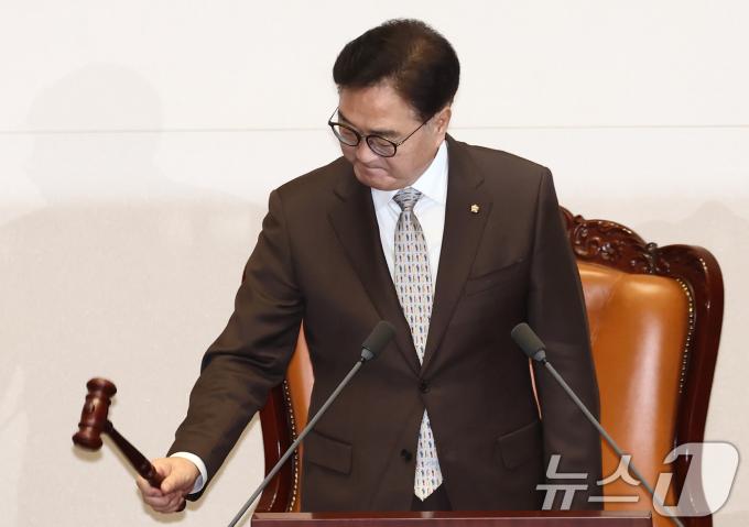 우원식 국회의장이 2일 오후 서울 여의도 국회에서 열린 제418회국회(정기회) 제14차 본회의에서 굳은 표정으로 안건을 상정하며 의사봉을 두드리고 있다. 2024.12.2/뉴스1 ⓒ News1 김민지 기자