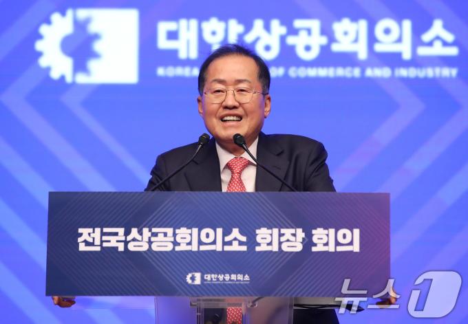 홍준표 대구시장이 2일 오후 대구 수성구 만촌동 인터불고호텔에서 열린 '전국상공회의소 회장 회의'에 참석해 인사말하고 있다. 2024.12.2/뉴스1 ⓒ News1 공정식 기자