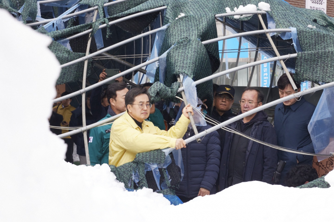 김동연 경기도지사가 11월28일 폭설로 지붕이 무너진 의왕시 도깨비시장을 방문해 피해 상황을 살펴보고 있다. 사진제공=경기도