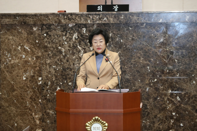 김경희 이천시장이 2일 이천시의회 본회의장에서 2025년 예산안 제출에 대한 시정연설을 하고 있다. / 사진제공=이천시