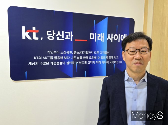 지난 2일 취임한 김진철 신임 KT전남·북광역본부장 겸 고객본부장이 포즈를 취하고 있다/사진=KT전남·북광역본부 제공.