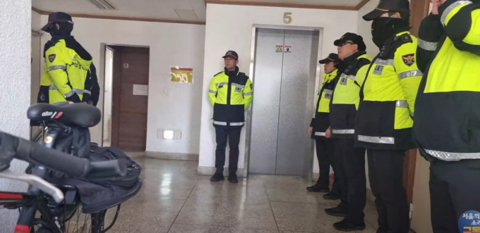 경찰이 3일 명예훼손 혐의를 받는 인터넷 언론사 서울의소리를 압수수색했다. 사진은 경찰이 서울의소리 관련 압수수색에 나선 모습. /사진=뉴스1(서울의 소리 유튜브 제공)