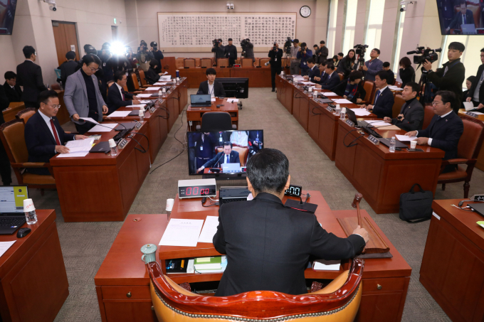 국회 법제사법위원회에서 3일 야당 주도로 '법무부·검찰청·검사의 헌법·법령 위반 등에 대한 감사요구안'이 의결됐다. 사진은 정청래 국회 법사위원장이 3일 서울 여의도 국회에서 열린 법제사법위원회 전체회의에서 의사봉을 두드리는 모습. /사진=뉴스1