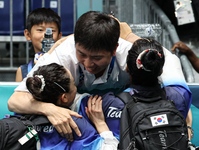 42세 유승민 전 대한탁구협회장이 대한체육회 회장 선거 출마를 공식화했다. 사진은 지난 8월 10일 프랑스 파리에서 열린 올림픽에서 후배 선수들을 축하하는 유승민 전 대한탁구협회장의 모습. /사진=뉴스1