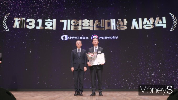 대한상공회의소와 산업통상자원부가 주최하는 '제31회 기업혁신대상'시상식에서 금호타이어 관계자가 국무총리상을 수상 하고 있다/사진=광주상의 제공.