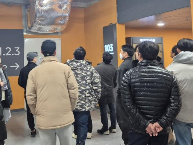 용인특례시 관계자와 입주예정자, 현장 관계자가 용인 A아파트 사전 점검을 하고 있다. / 사진제공=용인특례시