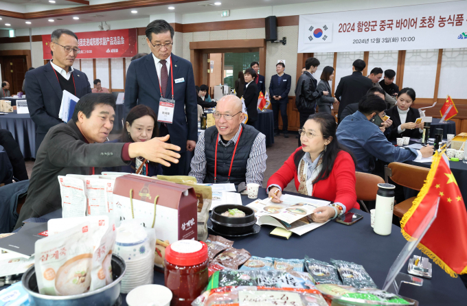 3일 함양 인산가 연수원에서 열린 중국바이어초청 농식품 수출상담회에서 지역 기업들과 중국 바이어가 상담을 하고 있는 모습./사진=함양군