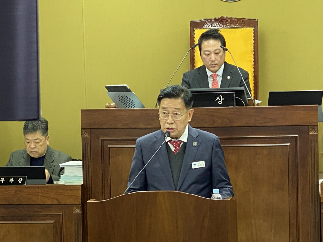 전진선 양평군수가 2일 오전 양평군의회 본회의장에서 열린 제306회 양평군의회 제2차 본회의 시정연설에서 내년도 군정운영 방향을 밝히고 있다. / 사진제공=양평군