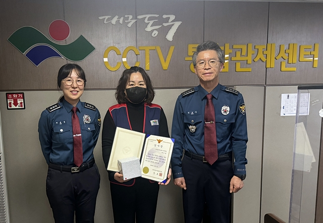 장호식 동부경찰서장(오른쪽)이 관제요원에게 감사장을 전달하고 있다./사진제공=대구 동부경찰서