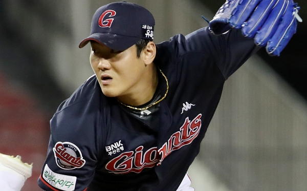 KBO 사무국이 경찰의 음주운전 단속에 적발된 프로야구 롯데 자이언츠 투수 김도규에 대해 70경기 출장 정지 징계를 내렸다. 사진은 2022년 7월27일 롯데 투수 김도규가 두산 6회말 공격 때 마운드에 올라 역투하는 모습. /사진=뉴시스