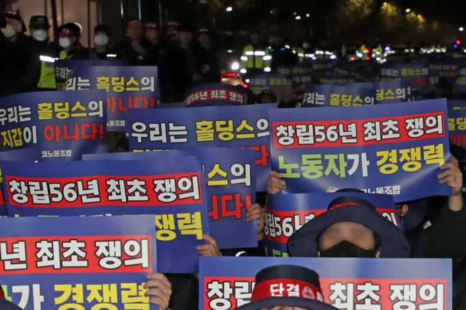 포스코 대표 교섭노조인 한국노총 금속노련 포스코노동조합이 2일 포항제철소 정문 앞에서 열린 파업 출정식에서 구호를 외치고 있다./사진=뉴스1
