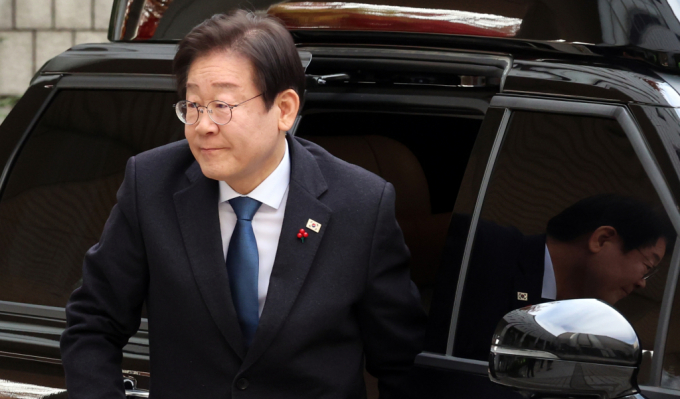 이재명 더불어민주당 대표가 윤석열 대통령의 비상계엄령 선포를 두고 불법적인 행위라고 비판했다.사진은 3일 서울 서초구 서울중앙지방법원에서 열린 재판에 출석 중인 이재명 더불어민주당 대표. /사진=뉴스1