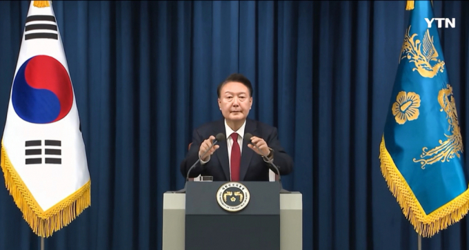 석열 대통령이 3일 저녁 서울 용산구 대통령실에서 열린 긴급 대국민담화 발표에서 비상계엄령을 발표하고 있다./사진 = YTN 뉴스 화면 캡처 /사진=김근수