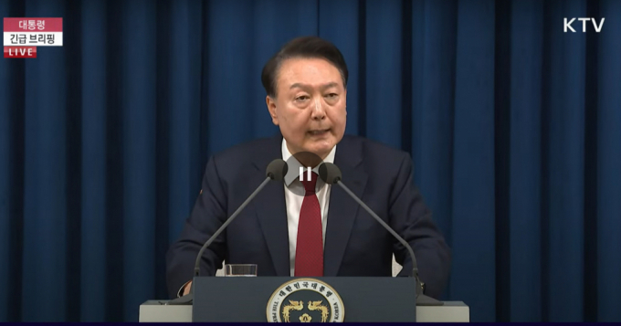 수석급 참모들이 윤석열 대통령의 비상계엄령 선포 사실을 몰랐던 것으로 알려졌다. 사진은 3일 서울 용산구 대통령실 청사에서 비상계엄령을 선포하는 윤석열 대통령의 모습. /사진=뉴스1(KTV 제공)
