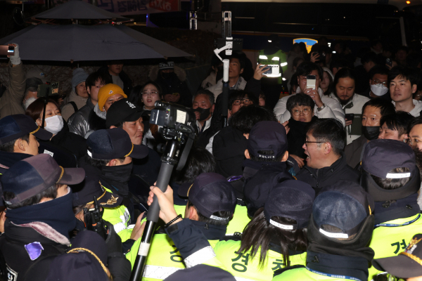 윤석열 대통령이 전날 비상계엄 선포한 영향으로 비트코인이 하락세다. 사진은 윤석열 대통령이 긴급 대국민 담화를 통해 비상계엄령을 발표한 가운데 지난 3일 서울 여의도 국회 정문 앞에서 경찰들이 국회의원, 의원 보좌진, 취재진, 시민들의 출입을 통제하고 있는 모습. /사진=뉴시스