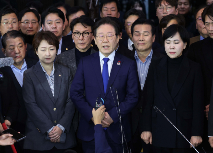 이재명 더불어민주당 대표가 윤석열 대통령의 비상계엄 해제 요구안이 가결된 이후 국회 앞에서 비상계엄 선포가 불법이라고 강조했다. /사진=뉴시스 
