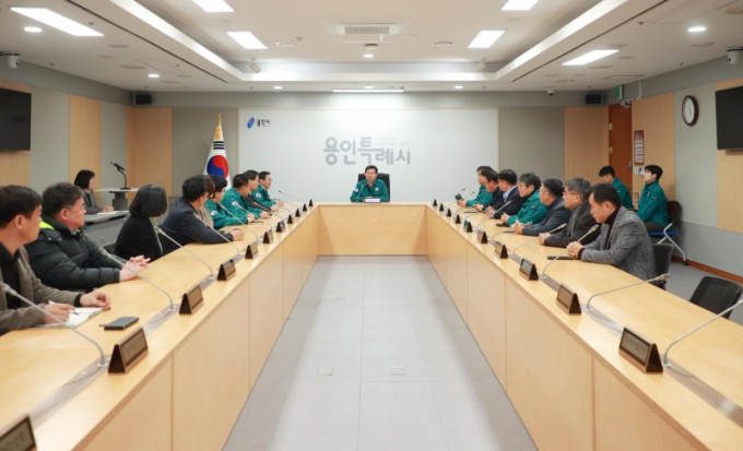 이상일 용인특례시장(가운데)이 4일 새벽 대통령의 비상계엄 해제 담화 직후 간부회의 열고 있다. / 사진제공=용이늑례시