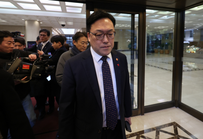 김병환 금융위원장이 4일 오전 서울 중구 은행회관에서 긴급 거시경제·금융현안 간담회를 마치고 이동하고 있다./사진=뉴시스