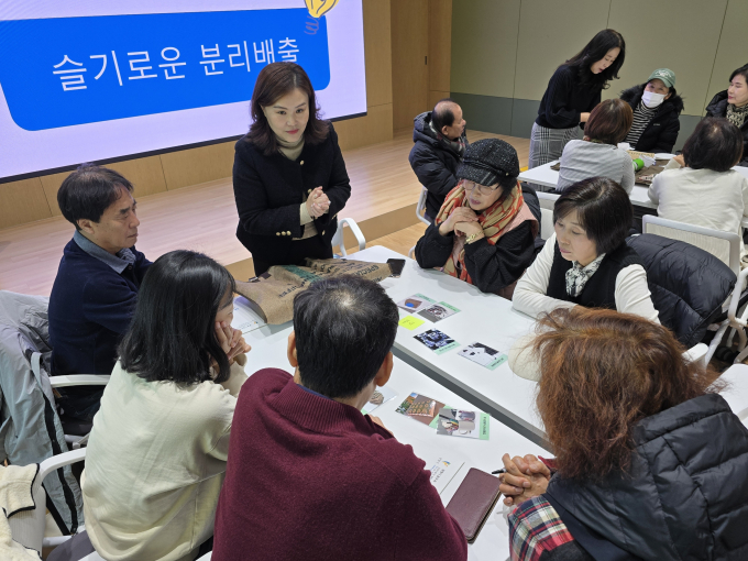 광명시에서 양성한 기후에너지 강사가 지난 3일 인생플러스센터에서 열린 통장교육에서 신규 통장 대상으로 탄소중립교육을 진행하는 모습. /사진제공=광명시
