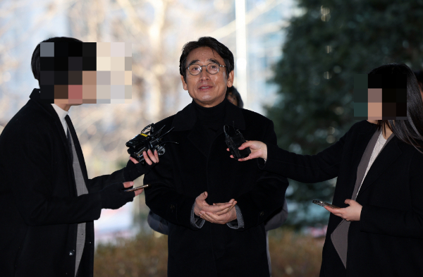 법원이 '노무현재단 계좌추적' 관련 허위사실 발언으로 벌금형이 확정된 유시민 전 노무현재단 이사장에게 "3000만원의 위자료를 한동훈 대표에게 지급하라"는 판결을 내렸다. 사진은 지난해 12월 서울 마포구 서울서부지방법원에서 한 대표에 대한 명예훼손 혐의 항소심 선고기일에 출석하기 전 취재진의 질문에 답하고 있는 모습. /사진=뉴시스