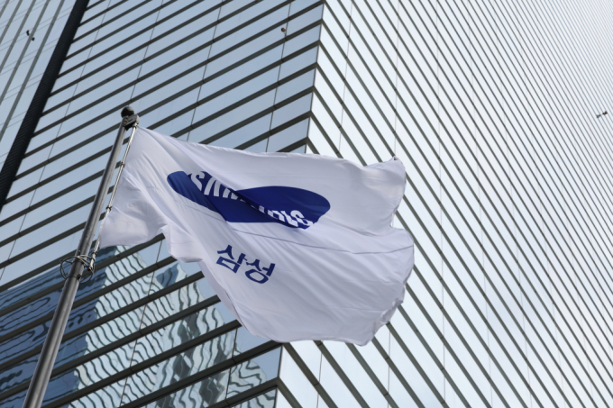 정부가 반도체 위기 대처에 갈피를 제대로 잡지 못하는 상황이다. 사진은 서울 서초구 삼성전자 서초사옥에 삼성전자 깃발이 휘날리는 모습.사진=뉴시스.