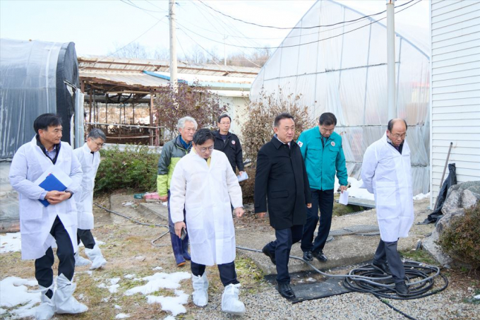 이충우 여주시장(앞줄 오른쪽으로부터 2번째)이 지난 3일 오후석 경기도 행정2부지사(앞줄 오른쪽으로부터 3번째), 이충우 여주시장, 박두형 여주시의회 의장 등 10여 명과 함께 대신면 젖소농가 피해 현장을 방문해 피해 상황을 점검하고 있다. / 사진제공=여주시