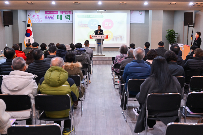 전진선 양평군수가 3일 양평군 청운면 주민자치센터 서 열린 '2024 찾아가는 매력양평살이 설명회'에서 인사말을 하고 있다. / 사진제공=양평군 