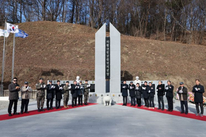 서태원 가평군수(우측 오른쪽으로부터 9번째), 김청조 대한민국월남참전유공자회 가평군지회장 등 화원들이 참석한 가운데 지난 3일 가평군보훈단체협의회 주최로 ‘가평군월남참전기념탑’ 준공식을 열고 있다. / 사진제공=가평군