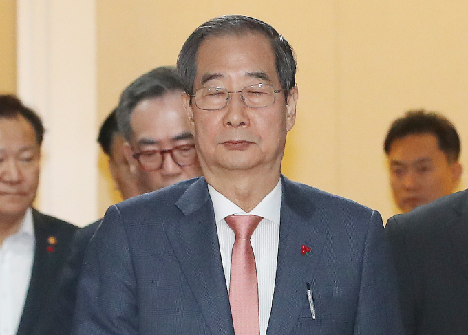 한덕수 국무총리가 4일 '국민께 드리는 말씀'을 통해 "작금의 상황에 이르게 된 모든 과정에 대하여 책임을 통감하고 있다"고 밝혔다. 사진은 서울 종로구 정부서울청사에서 현안 관련 긴급 회의를 마친 뒤 국무회의실을 나선 한덕수 국무총리. /사진=뉴스1