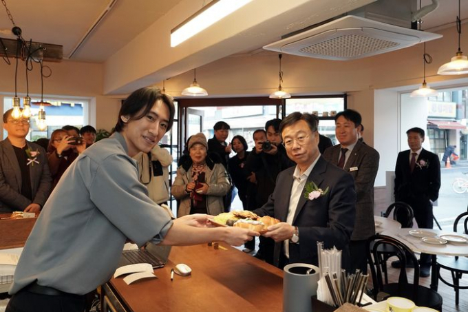 신상진 성남시장(앞줄 오른쪽)이 3일 오후 3시 모란에 위치한 카페 버터브루에서 열린 소규모점포 청년창업 지원사업 1호점 개점식에서 첫 번째로 주문하고 있다. / 사짅공=성남시 