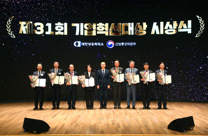 하근철 BNK경영연구원장(왼쪽 세 번째)이 제31회 기업혁신대상 산업통상자원부 장관상을 수상하고 기념촬영을 하고 있다./사진=부산은행